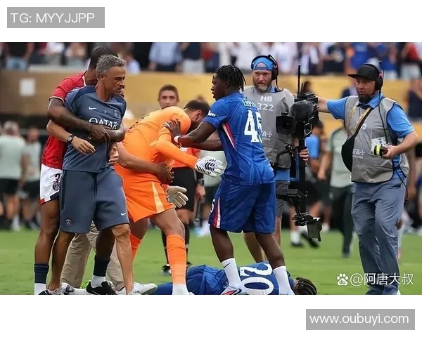 足球明星锁喉事件引发热议照片曝光引发球迷关注与讨论